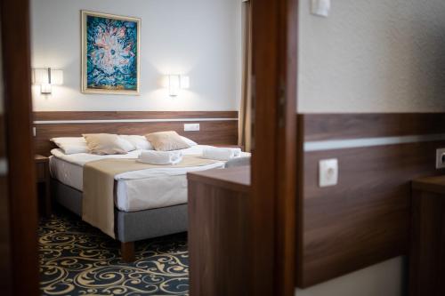 a hotel room with a bed in a room at Hotel Árpád in Tatabánya