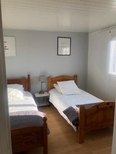 - une chambre avec 2 lits et une lampe dans l'établissement Petite Maison de campagne dépaysante, à Velet