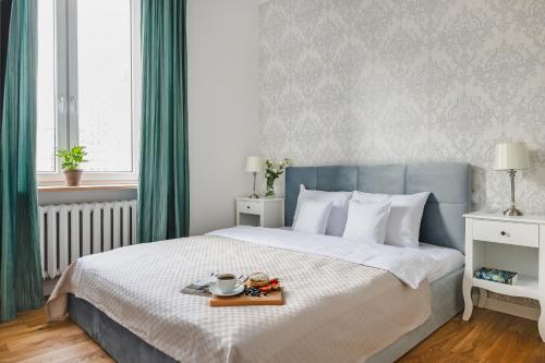 Postel nebo postele na pokoji v ubytování oompH Warsaw Central Supreme Apartment