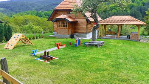 Zona de juegos infantil en Kuca Karajic