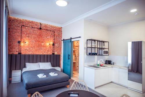 sypialnia z łóżkiem i ceglaną ścianą w obiekcie SMART STUDIO Apartamenty Kwidzyn, Śniadania, Bezpłatny Parking, Faktury VAT w mieście Kwidzyn