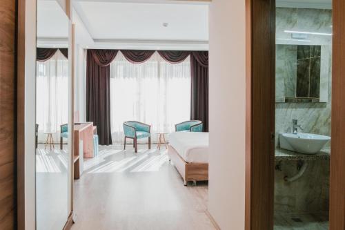 - une chambre avec un lit et une salle de bains pourvue d'un lavabo dans l'établissement INN TOWN HOTEL, à Eskişehir