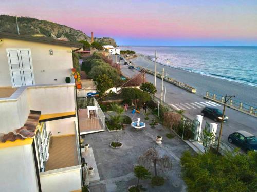 vistas al océano desde el balcón de un edificio en Villa Tripepi en Bova Marina