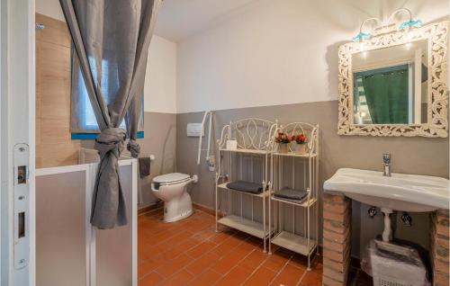 uma casa de banho com um lavatório, um WC e um espelho. em 1 Bedroom Cozy Apartment In Lazzeretto em Lazzeretto