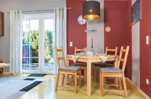 una sala da pranzo con tavolo e sedie in legno di Mach mal Pause a Insel Poel