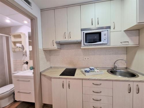 Kuchyň nebo kuchyňský kout v ubytování APARTAMENTOS SAN ANDRES