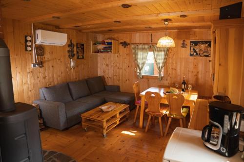 een woonkamer met een bank en een tafel bij Vacation House Jurček in Radovljica