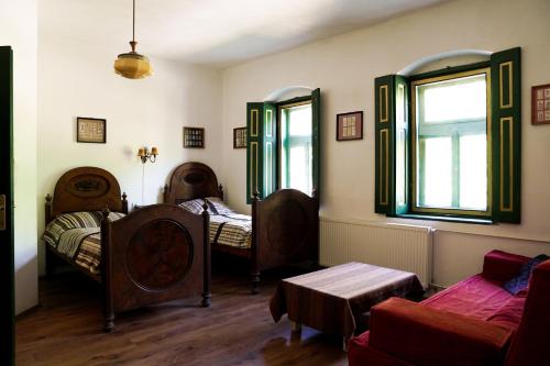 MátramindszentにあるAlmásliget Vendégházのベッド2台と窓が備わる客室です。