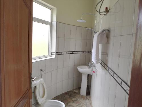 Ein Badezimmer in der Unterkunft Rafiki Safari Lodge Bwindi