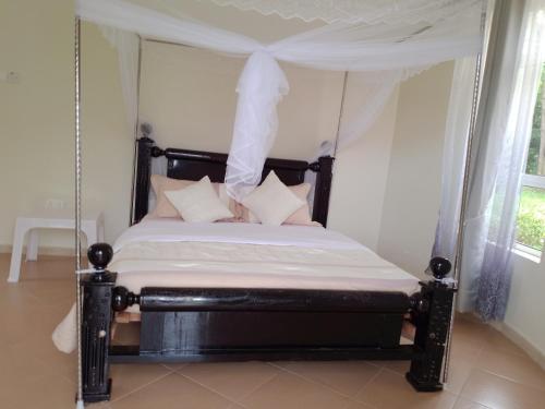 Ein Bett oder Betten in einem Zimmer der Unterkunft Rafiki Safari Lodge Bwindi