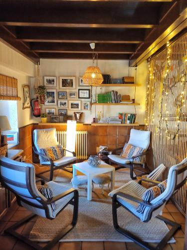 a living room with chairs and a table at Refugio La Ardilla Real in Santa Maria de Valdeón