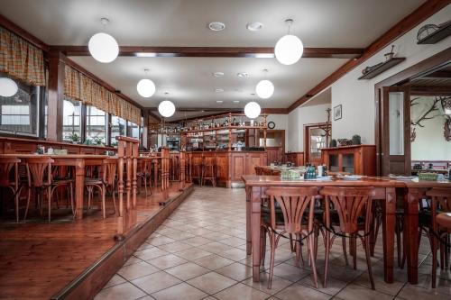 un restaurant avec des tables et des chaises en bois dans l'établissement Colatransport, à Brno