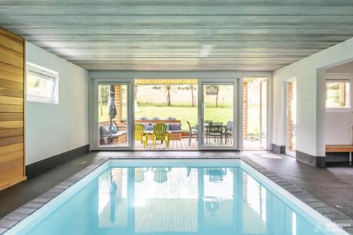 una piscina en medio de una casa en Le Doux Ny en Stoumont