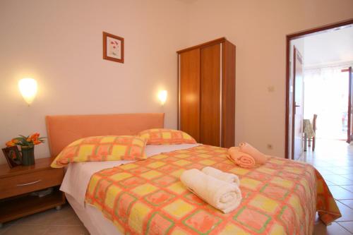 Postel nebo postele na pokoji v ubytování Apartment Radin near the beach