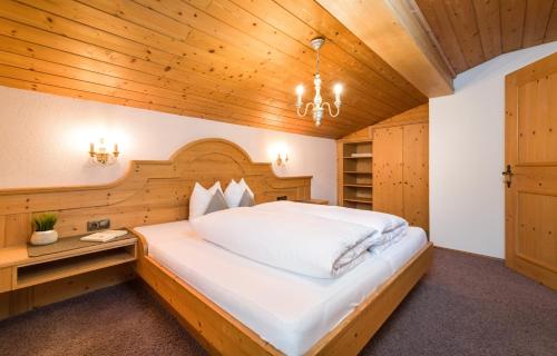 Un pat sau paturi într-o cameră la Apartments Tannheim
