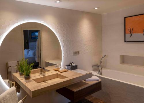 a bathroom with a sink and a bath tub at La Côte Saint Jacques in Joigny