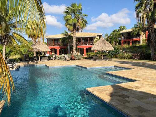 una piscina frente a una casa en Spanish Water View Apartment C1, en Willemstad