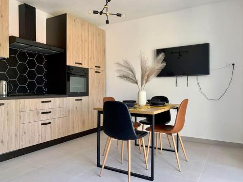 uma cozinha com mesa e cadeiras num quarto em Sea View Apartment - first row to the beach em Zubovići