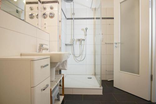 Ένα μπάνιο στο Haus-Zur-Mole-Wohnung-6-Strandgut