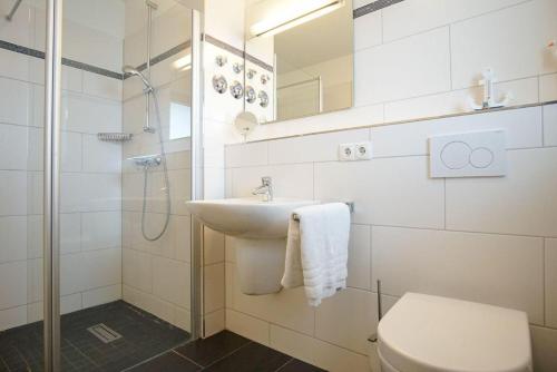 Ένα μπάνιο στο Haus-Zur-Mole-Wohnung-12