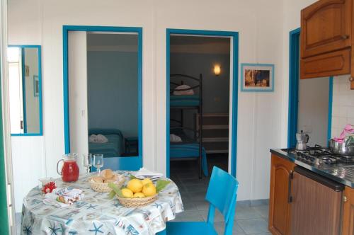 Кухня или мини-кухня в Marina del Cantone Chalet
