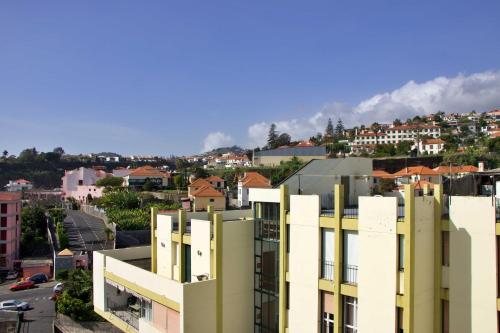 uma vista de um edifício numa cidade em Apartamento DAVI no Funchal