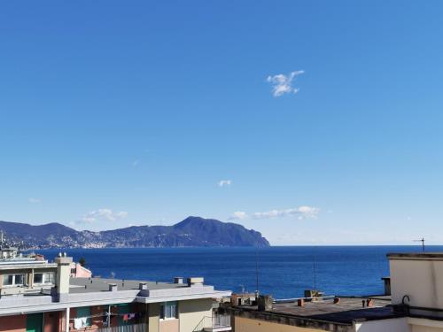 uitzicht op de oceaan vanaf de daken van gebouwen bij Blue Nest in Genua
