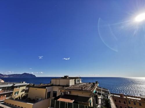 een uitzicht op de oceaan vanuit een gebouw bij Blue Nest in Genua