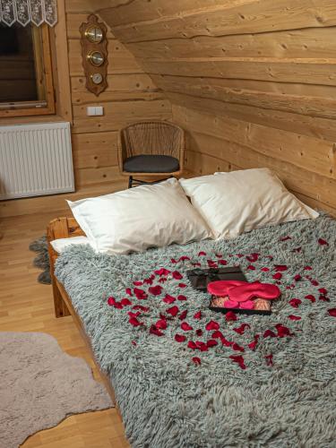 a bed with a bunch of roses on it at Domek Hubertus Chochołów in Chochołów