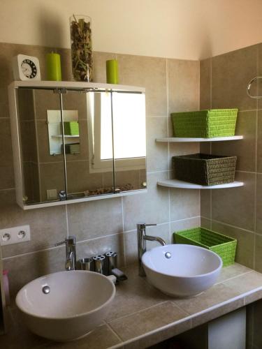 une salle de bain avec deux lavabos et un miroir dans l'établissement Maison accueillante avec jardin et vue sur montagne à Porto-Vecchio, à Porto-Vecchio