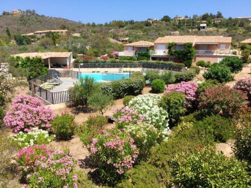 une image d'un jardin fleuri et d'une piscine dans l'établissement Maison accueillante avec jardin et vue sur montagne à Porto-Vecchio, à Porto-Vecchio