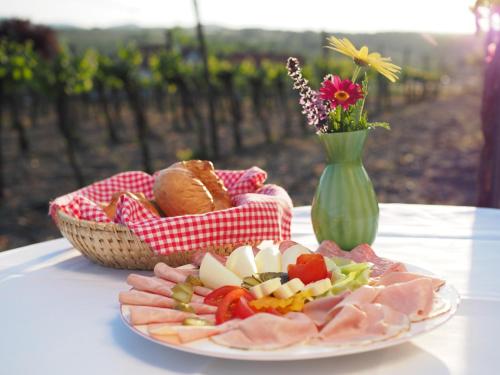 une assiette de nourriture sur une table avec un panier de nourriture dans l'établissement Asbacher Klosterkeller, à Stratzing