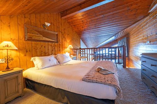a bedroom with a bed in a wooden cabin at Hôtel les Campanules by Les Etincelles in Tignes