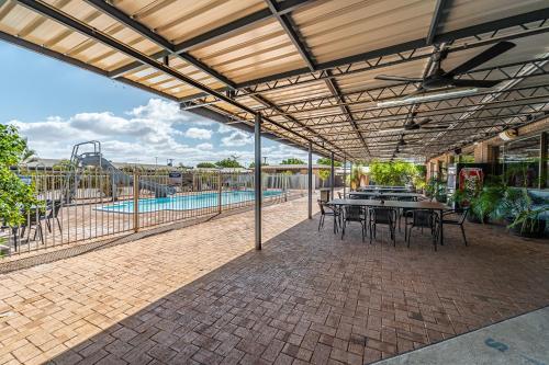 The swimming pool at or close to Carnarvon Motel