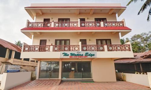 ein Gebäude mit Balkon darüber in der Unterkunft Itsy By Treebo - The Waters Edge Beach Resort in Kovalam