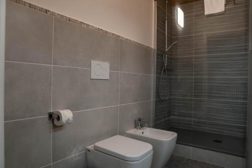 a bathroom with a toilet and a sink and a shower at Residence Le Palme in Torrazza Piemonte