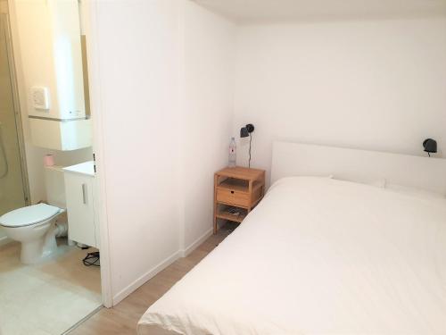 - une chambre avec un lit blanc et des toilettes dans l'établissement Dana centre mer 27, à Nice