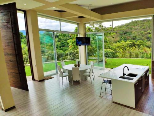 a kitchen and dining room with a table and chairs at Mountain View Anapoima in Anapoima