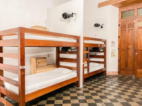 Una cama o camas en una habitación de Oasis Hostel