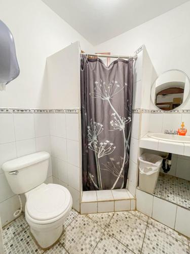 Un baño de Oasis Hostel