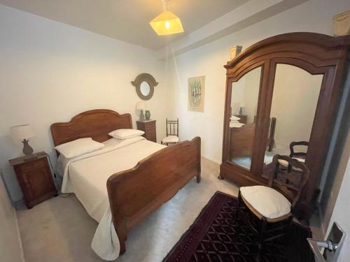 - une chambre avec un grand lit en bois et un miroir dans l'établissement Sublime appartement Volendame, à Dijon