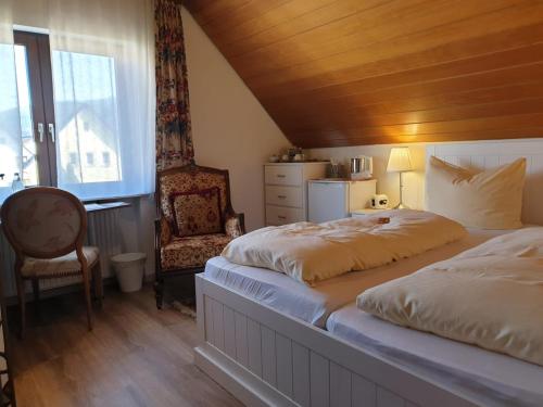 En eller flere senge i et værelse på Gästehaus Hermine
