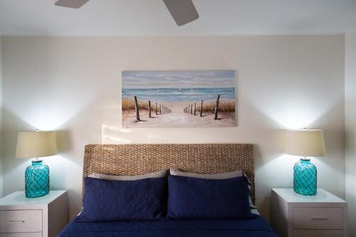 Luxury 3-Bed Villa St James near Beach & Gym في سانت جيمس: غرفة نوم بسرير من الشراشف الزرقاء ومصباحين