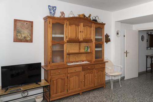 クリェラにあるEstrella, 2º-10のテレビ付きの客室内の木製キャビネット