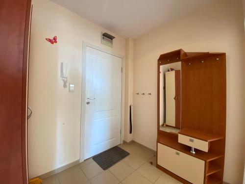 baño con puerta blanca y espejo en BLUE MARINE C16 Apartment Sunny Beach en Sunny Beach