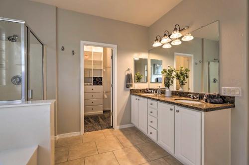 baño con lavabo y espejo grande en Bright Goodyear Retreat with Home Gym, Near Golfing, en Goodyear