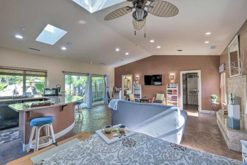 uma cozinha e sala de estar com uma ventoinha de tecto em Bright Poway Studio with Shared Outdoor Oasis! em Poway