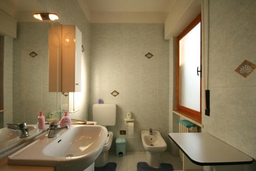 马里纳-迪卡斯塔涅托Appartamento indipendente con Giardino ideale per famiglie的带水槽和马桶的浴室