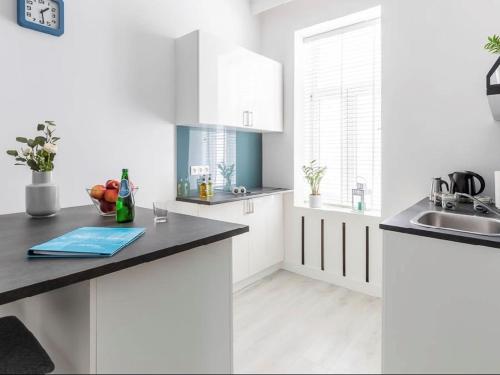 Kuchyňa alebo kuchynka v ubytovaní Wspólna 54 - Blue - Good Apartments