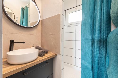 une salle de bain avec un lavabo et un miroir dans l'établissement BULLDOG port nature 4 - village naturiste, au Cap d'Agde